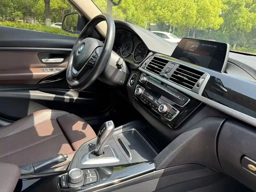 BMW 3 Series 2018 — фото 13