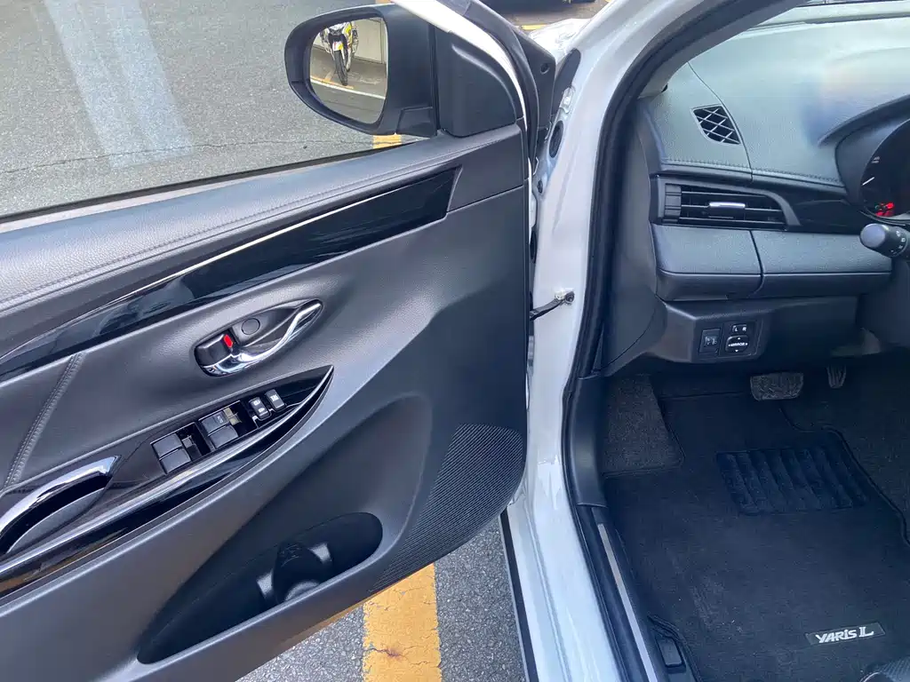 Toyota Yaris L 2022 — фото 15