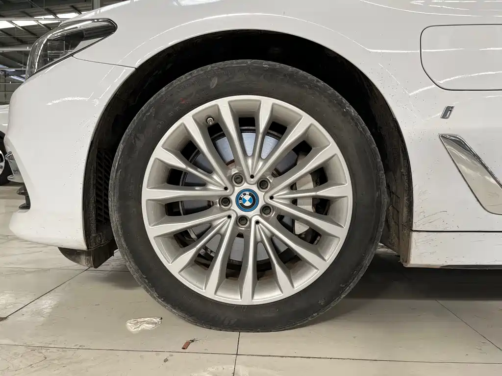 BMW 5 Series New Energy 2019 — фото 14