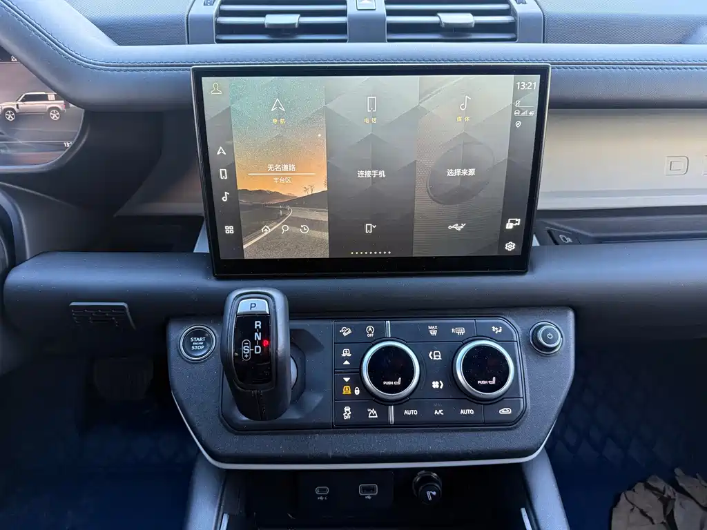 Land Rover Defender 2023 — фото 10