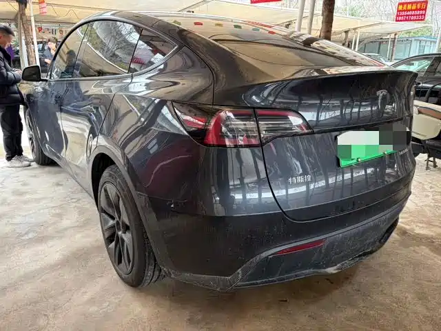 Tesla Model Y 2025 — фото 14