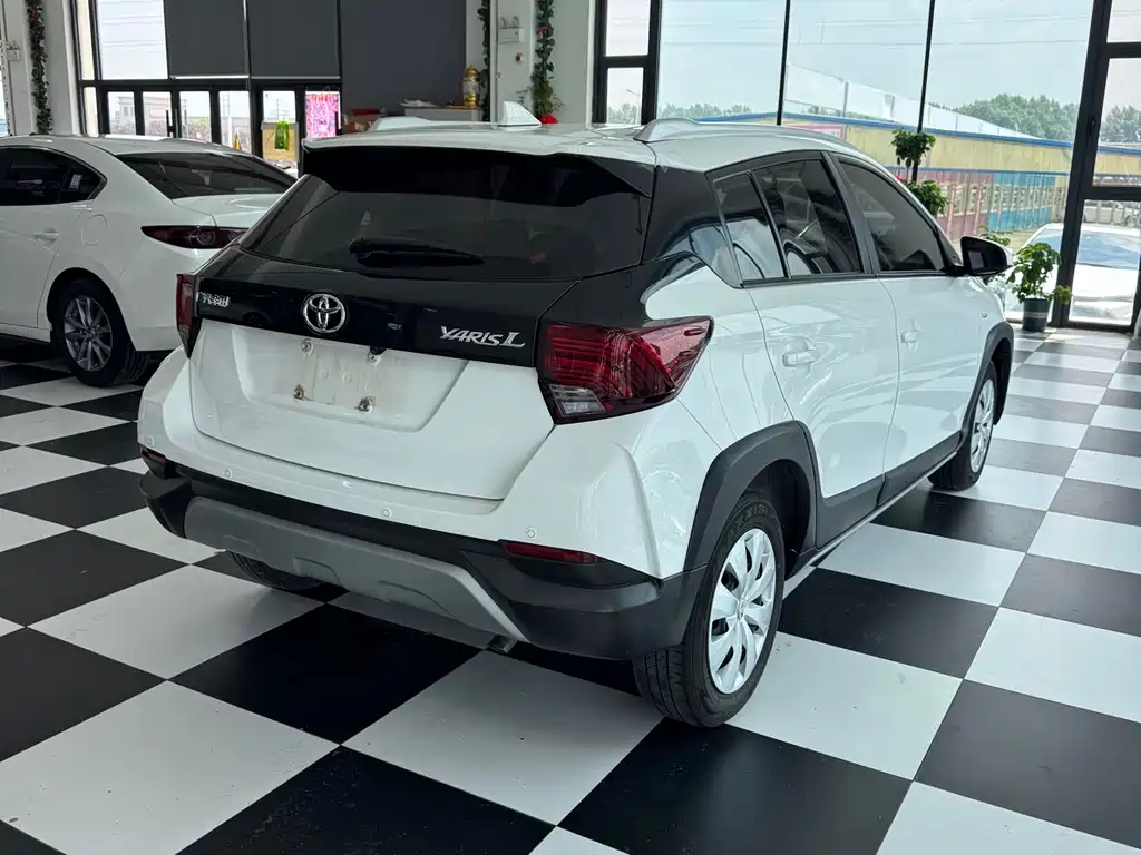 Toyota Yaris L 2022 — фото 13
