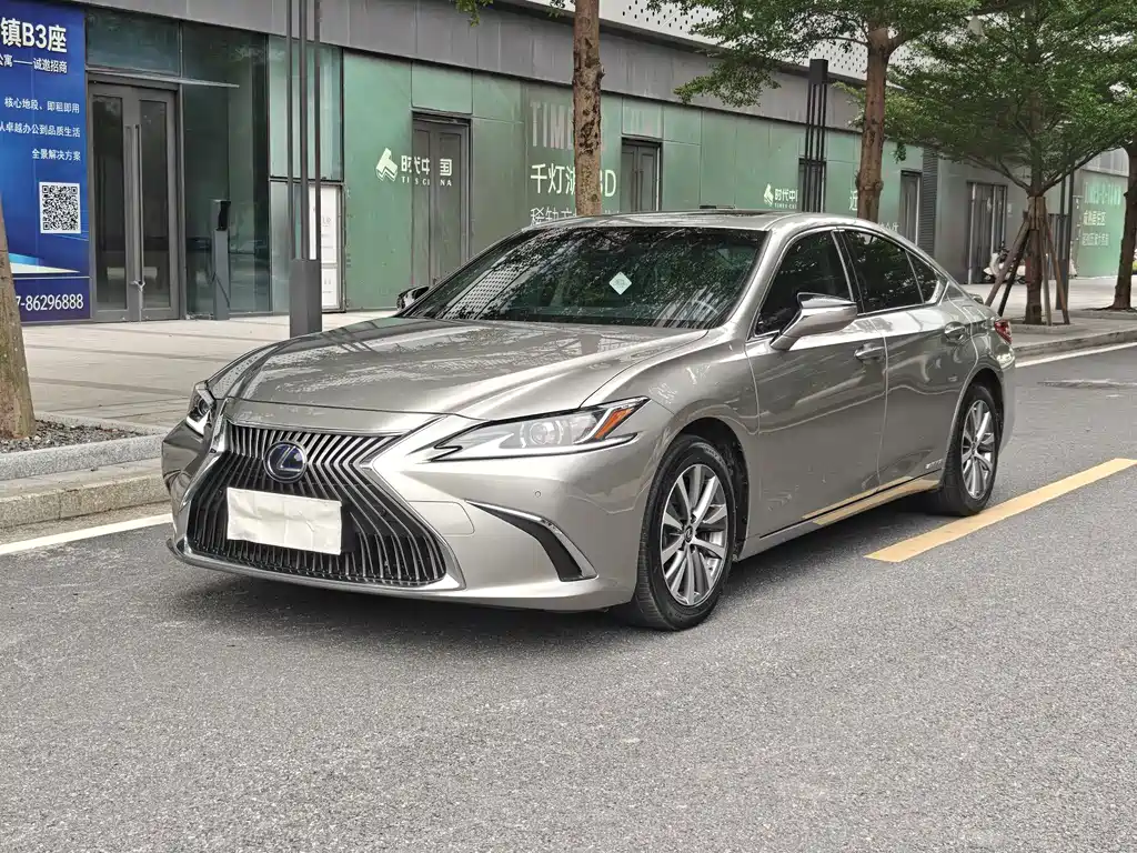 Lexus ES 2018 — фото 1