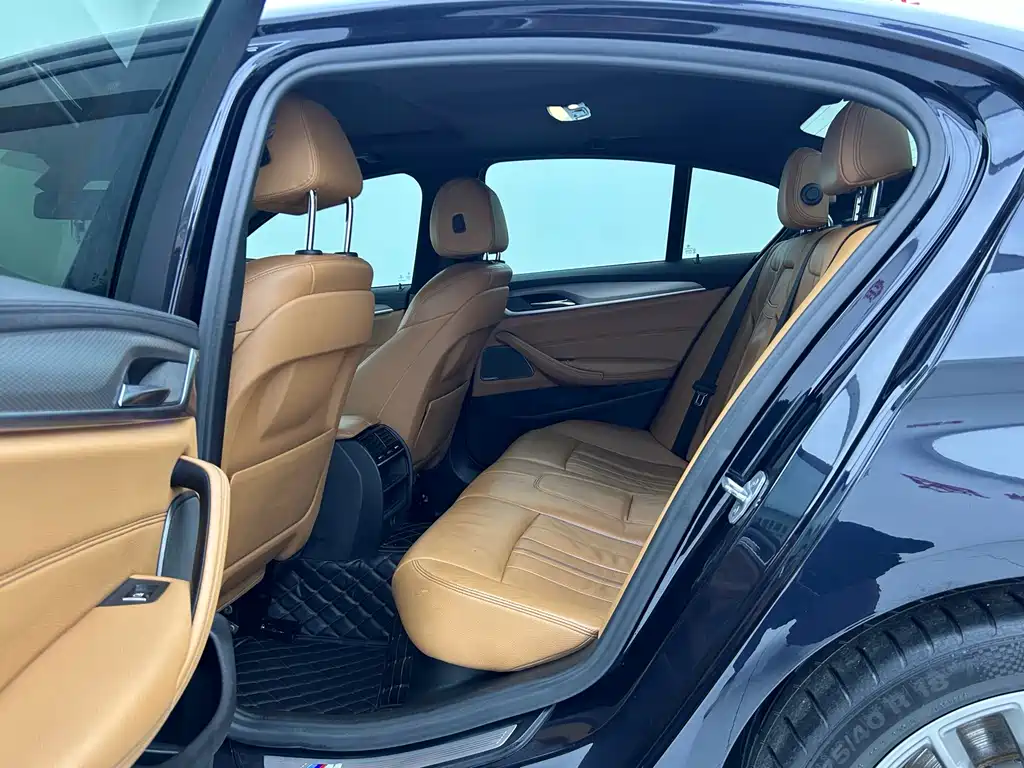 BMW 5 Series 2019 — фото 10