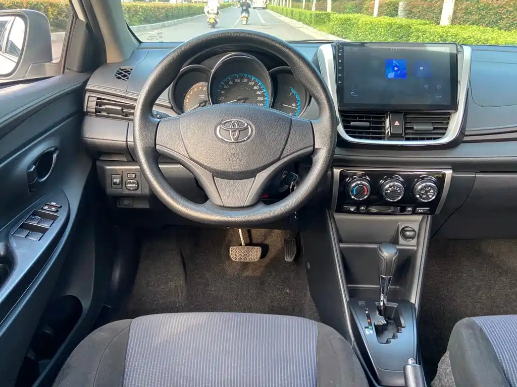 Toyota Yaris L 2019 — фото 8