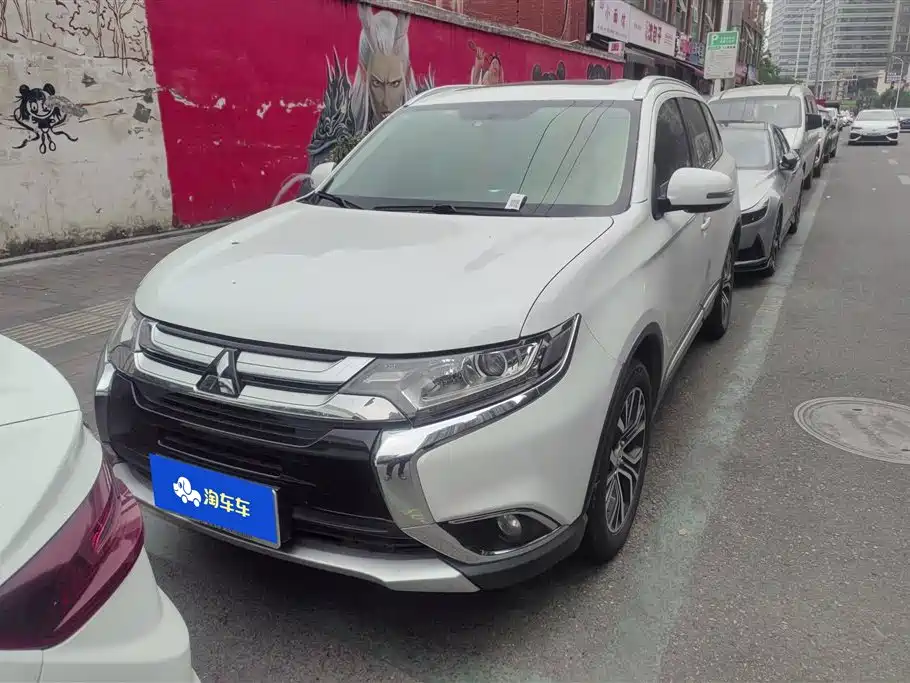 Mitsubishi Outlander 2018 — фото 2