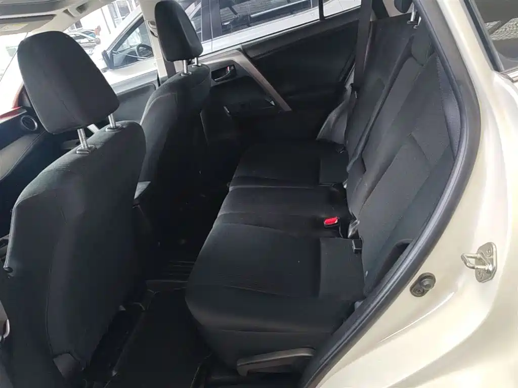 Toyota RAV4 2017 — фото 17