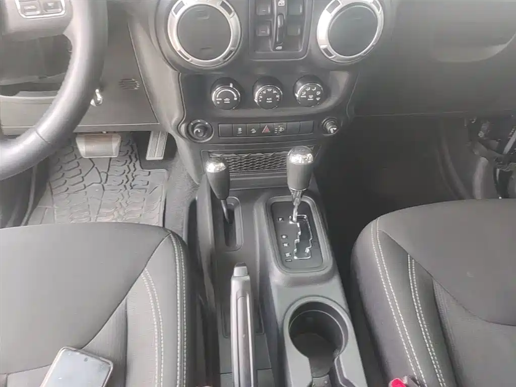 Jeep Wrangler 2016 — фото 14