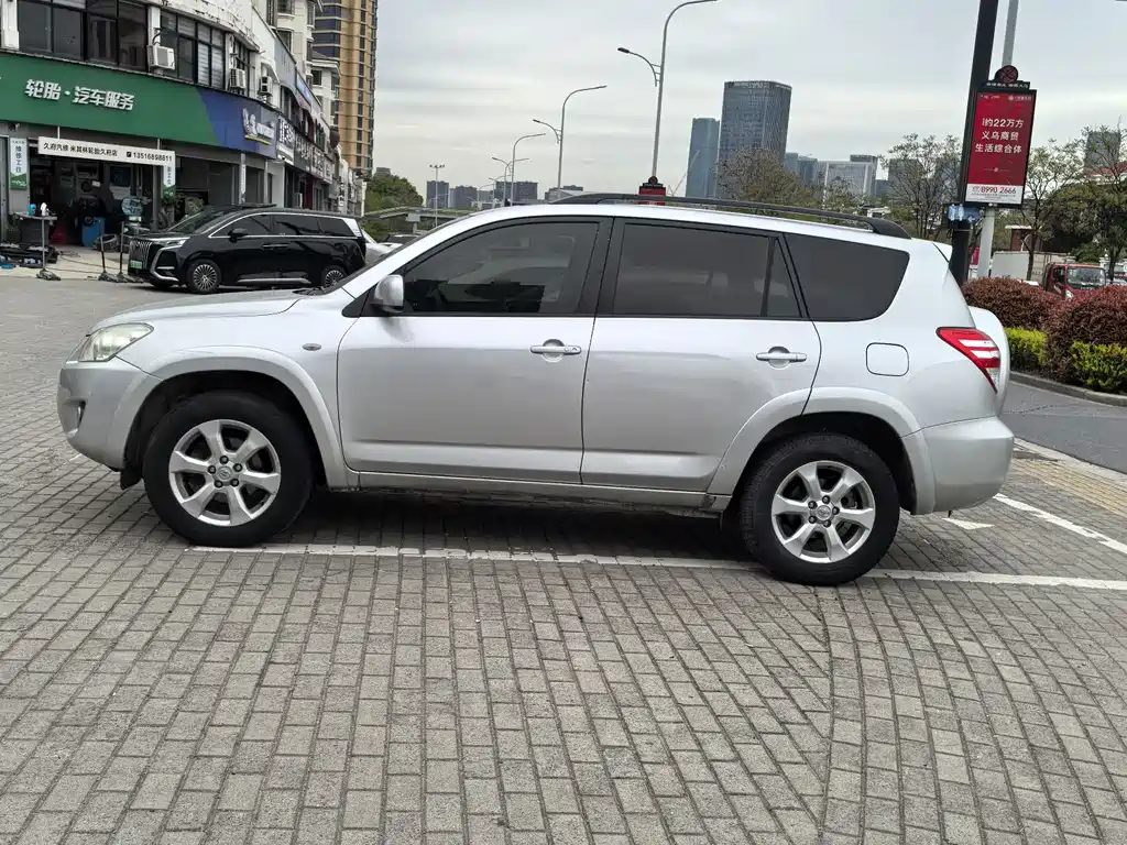 Toyota RAV4 2010 — фото 2
