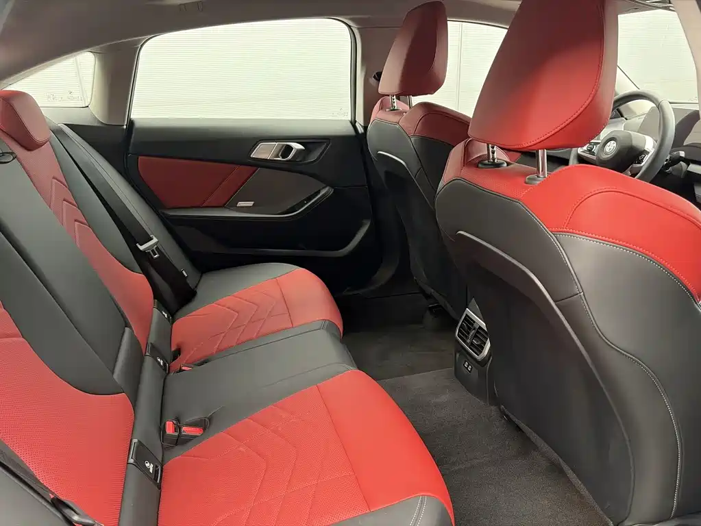 BMW 2 Series 2025 — фото 17