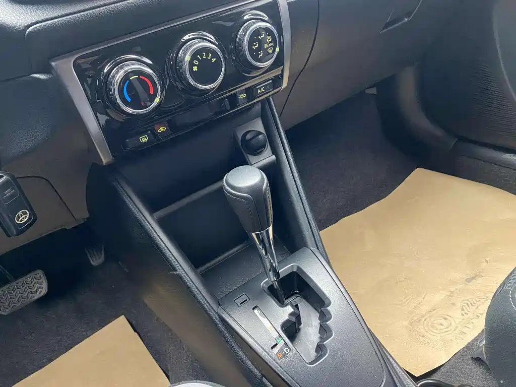 Toyota Yaris L 2022 — фото 13