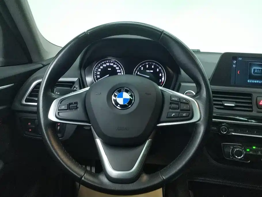 BMW 1 Series 2018 — фото 15