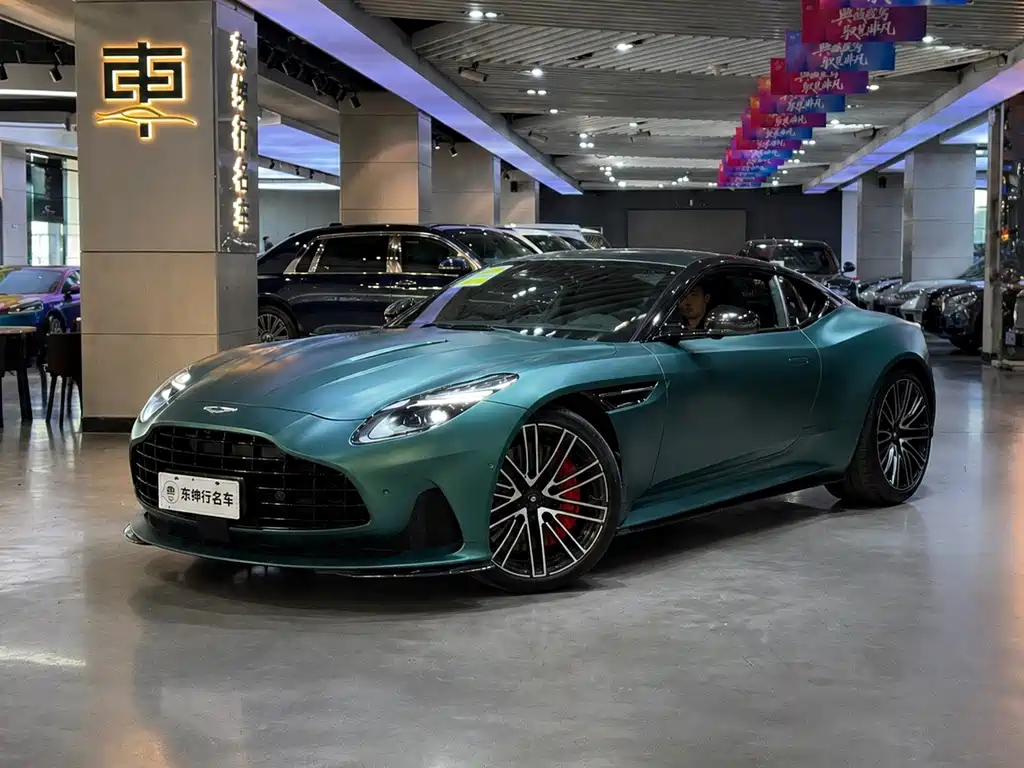 Aston Martin DB12 — фото 1