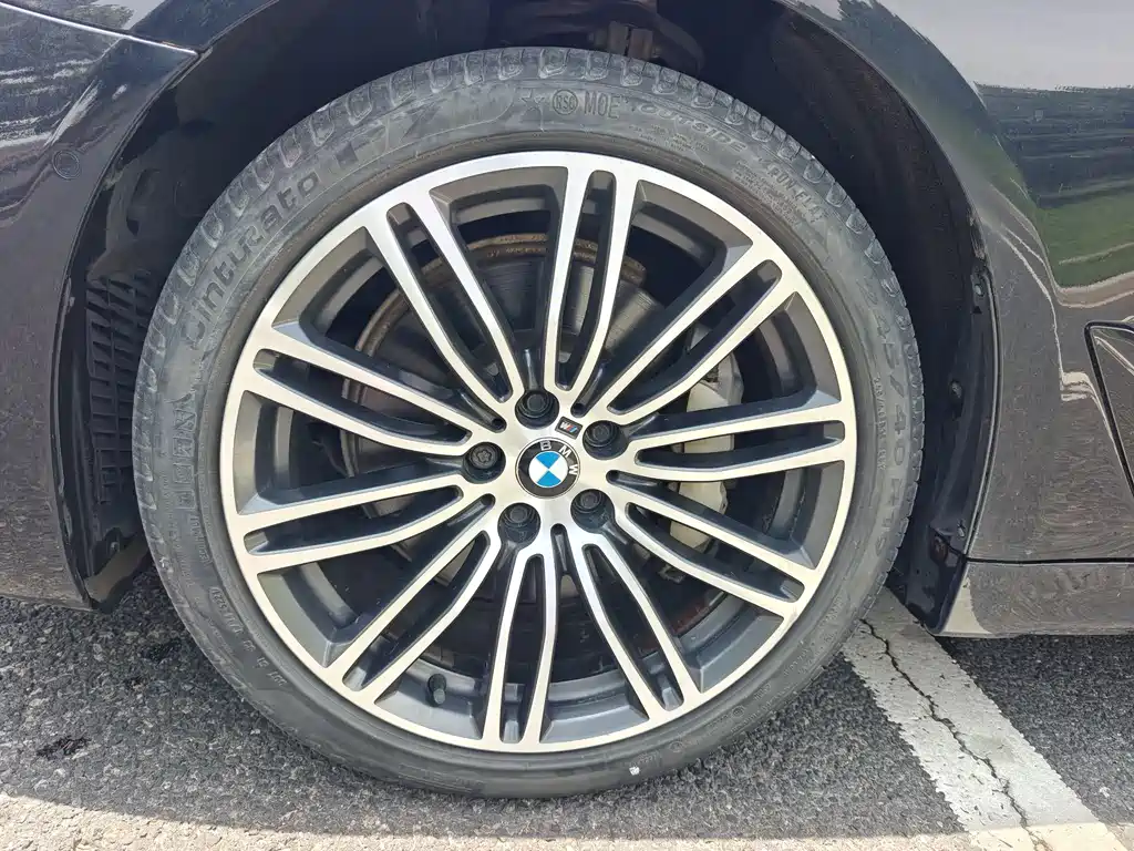 BMW 5 Series 2018 — фото 13