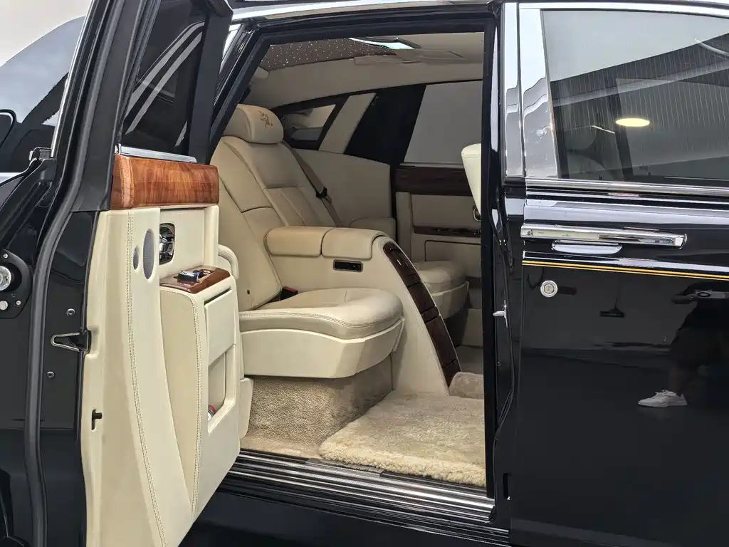 Rolls-Royce Phantom 2015 — фото 9