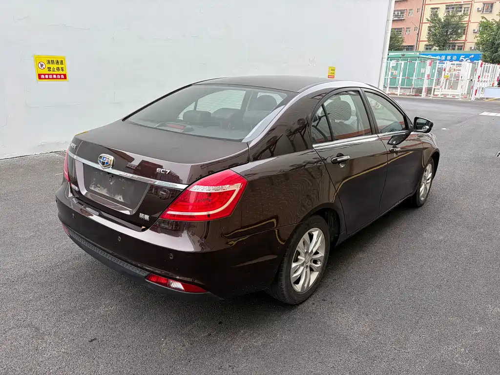 Geely Emgrand 2015 — фото 10