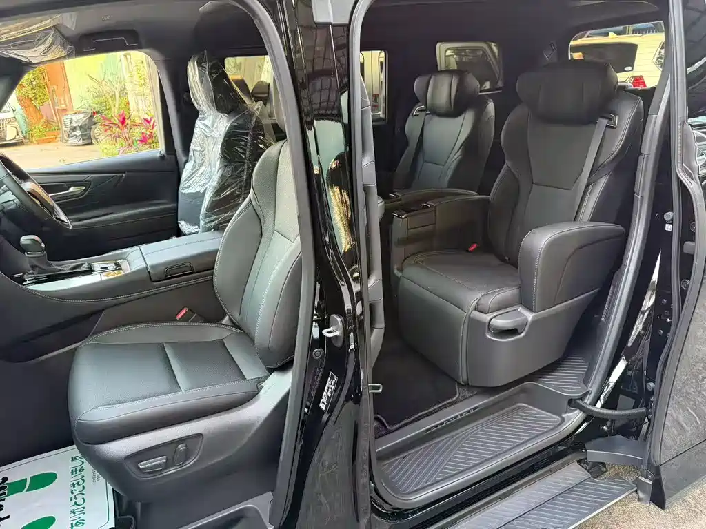 Toyota Alphard 2023 — фото 7