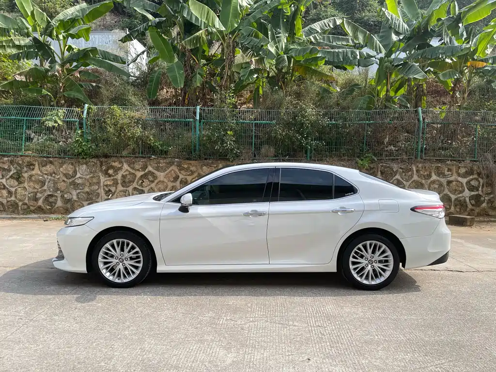 Toyota Camry 2019 — фото 3