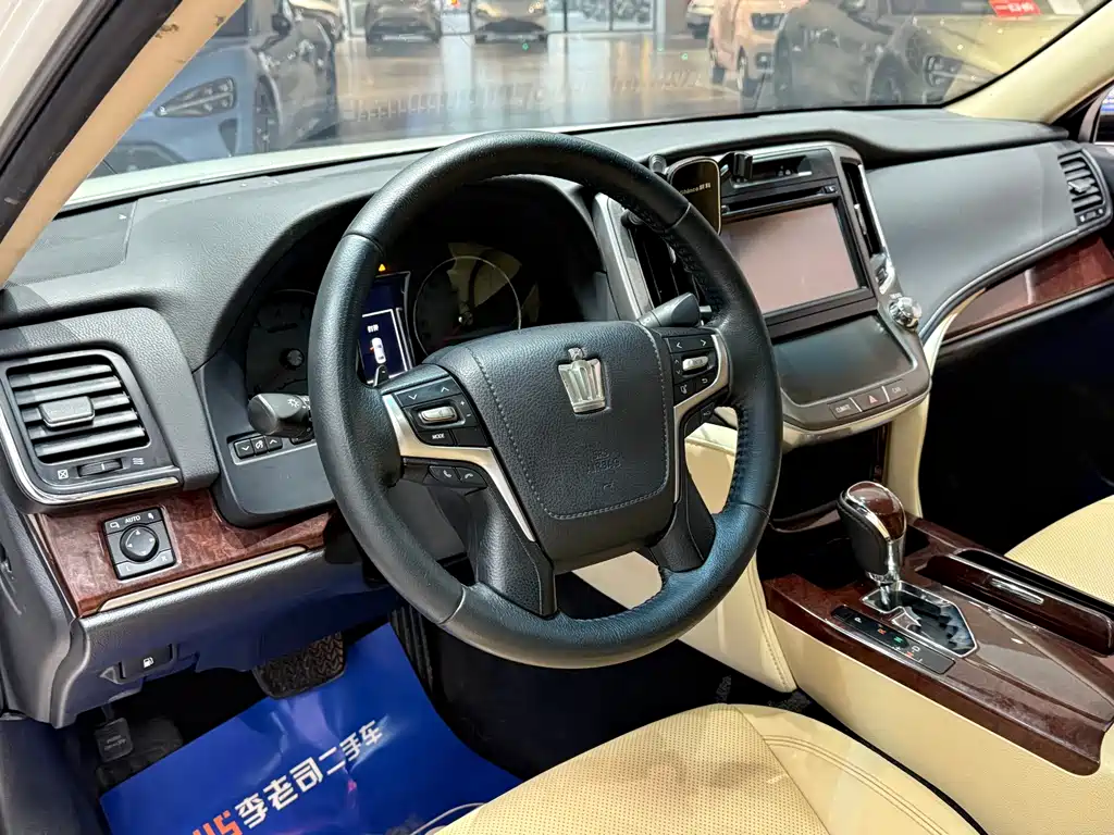 Toyota Crown 2018 — фото 13