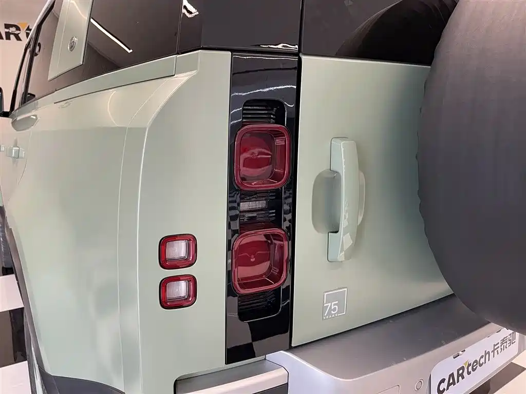 Land Rover Defender 2023 — фото 11