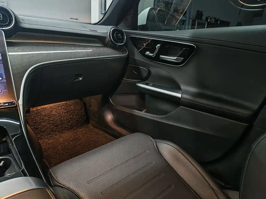 Mercedes-Benz C-Class 2023 — фото 7