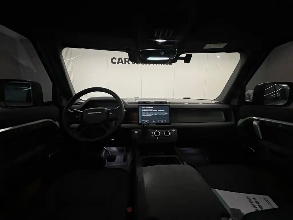 Land Rover Defender 2023 — фото 12
