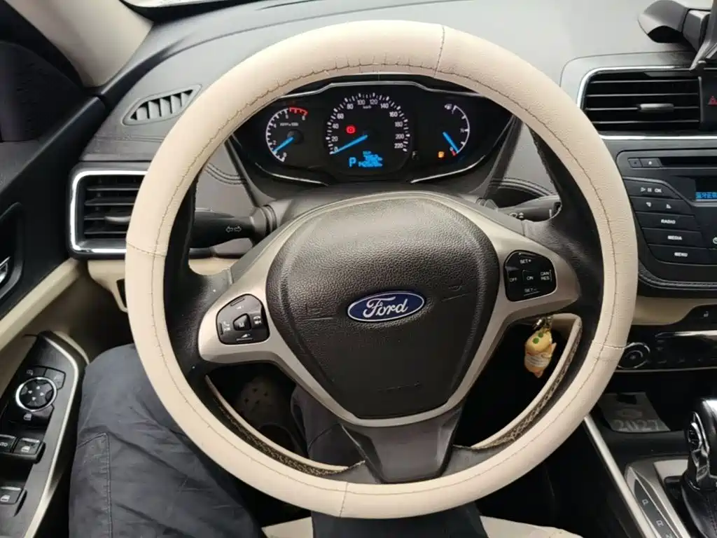 Ford Escort 2015 — фото 11