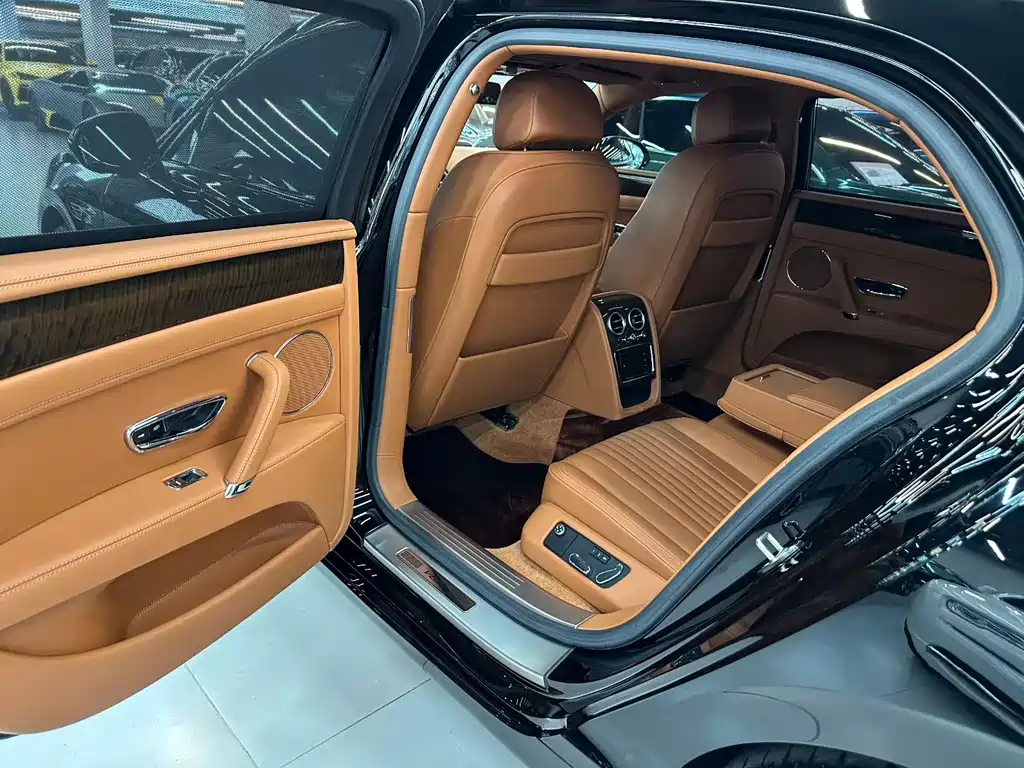 Bentley Flying Spur 2018 — фото 8