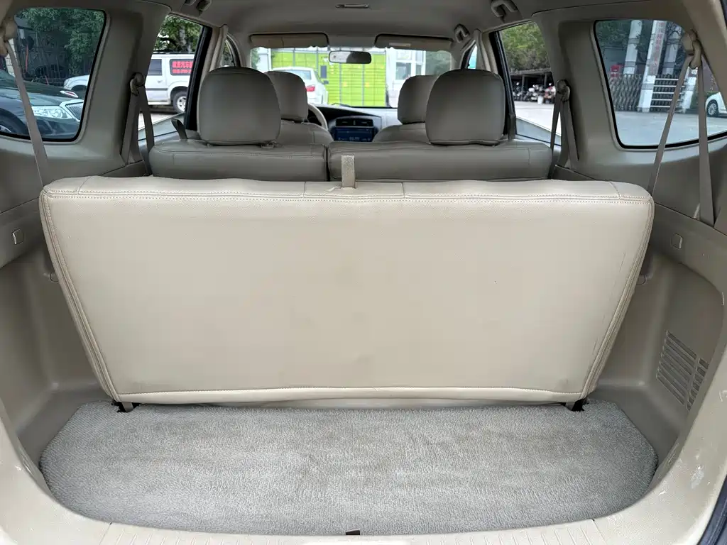 Nissan Livina 2010 — фото 14