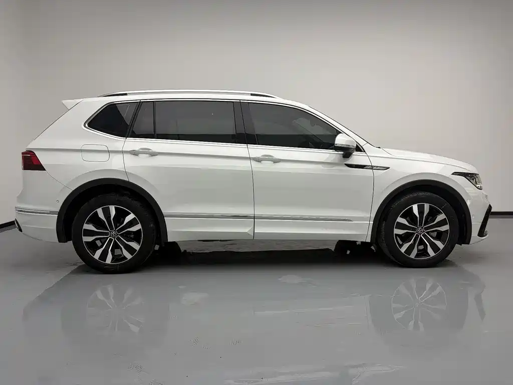 Volkswagen Tiguan L 2023 — фото 8