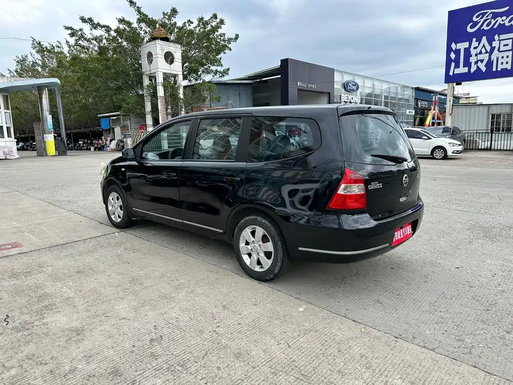 Nissan Livina 2010
