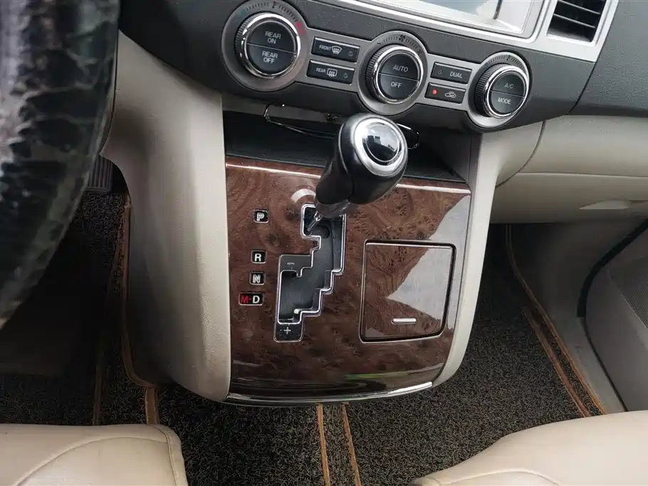 Mazda 8 2014 — фото 16