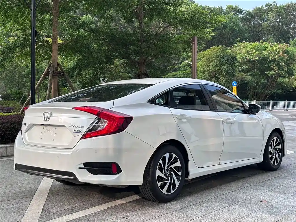 Honda Civic 2018 — фото 9