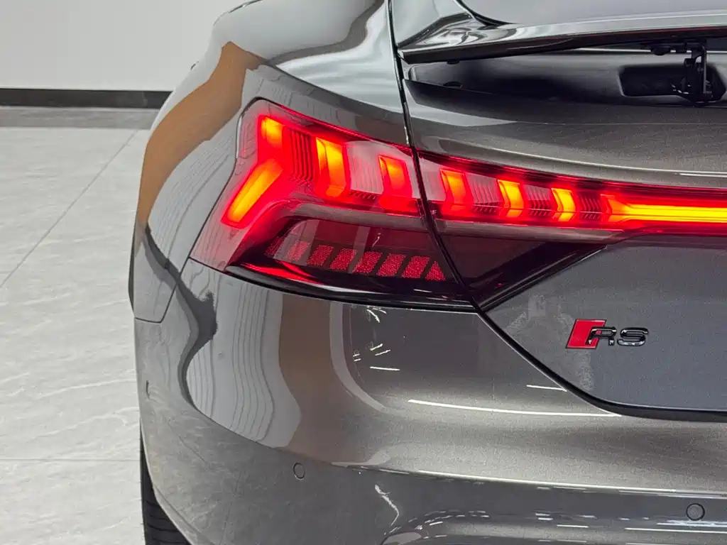 Audi RS e-tron GT 2023 — фото 18
