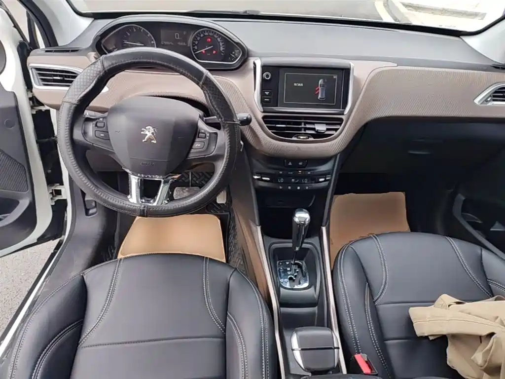 Peugeot 2008 2015 — фото 10