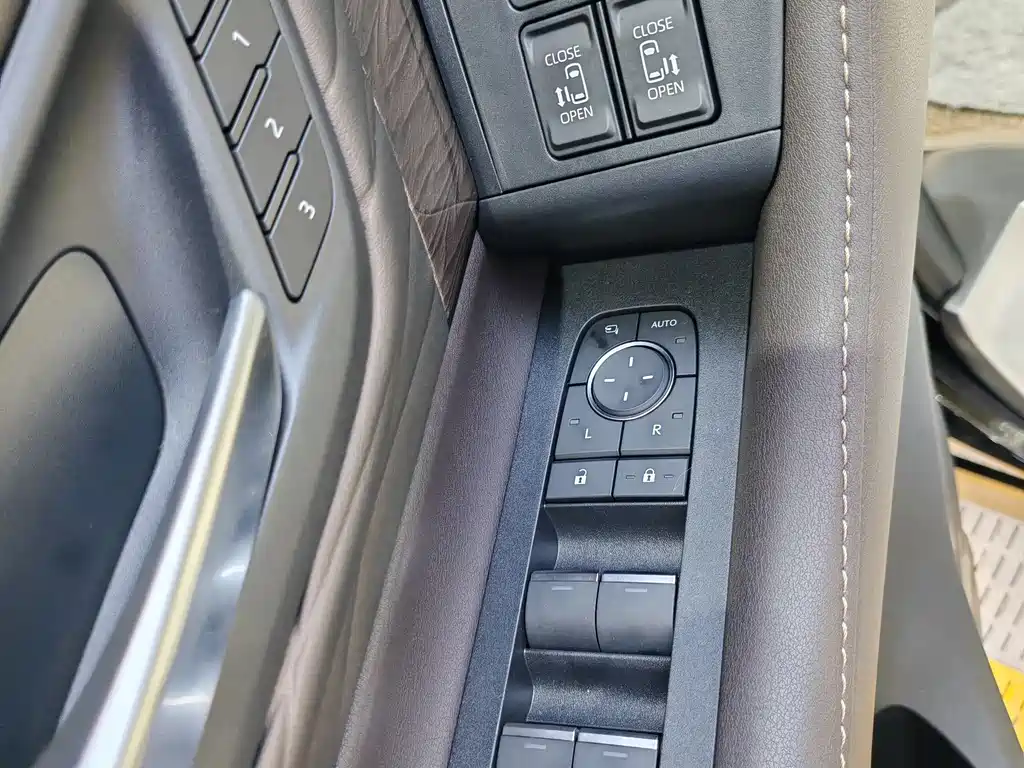 Toyota Alphard — фото 21