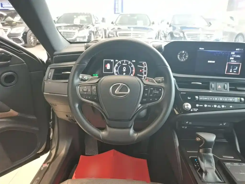 Lexus ES 2022 — фото 11
