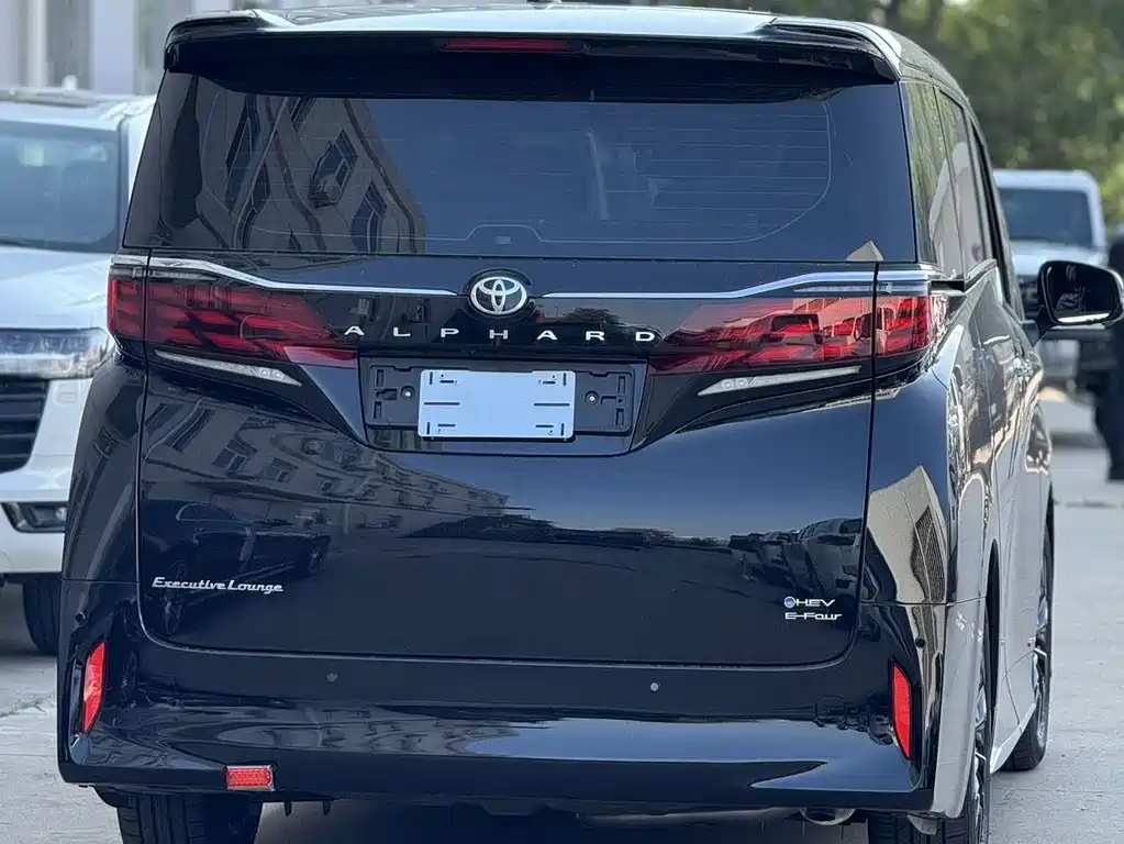 Toyota Alphard — фото 5