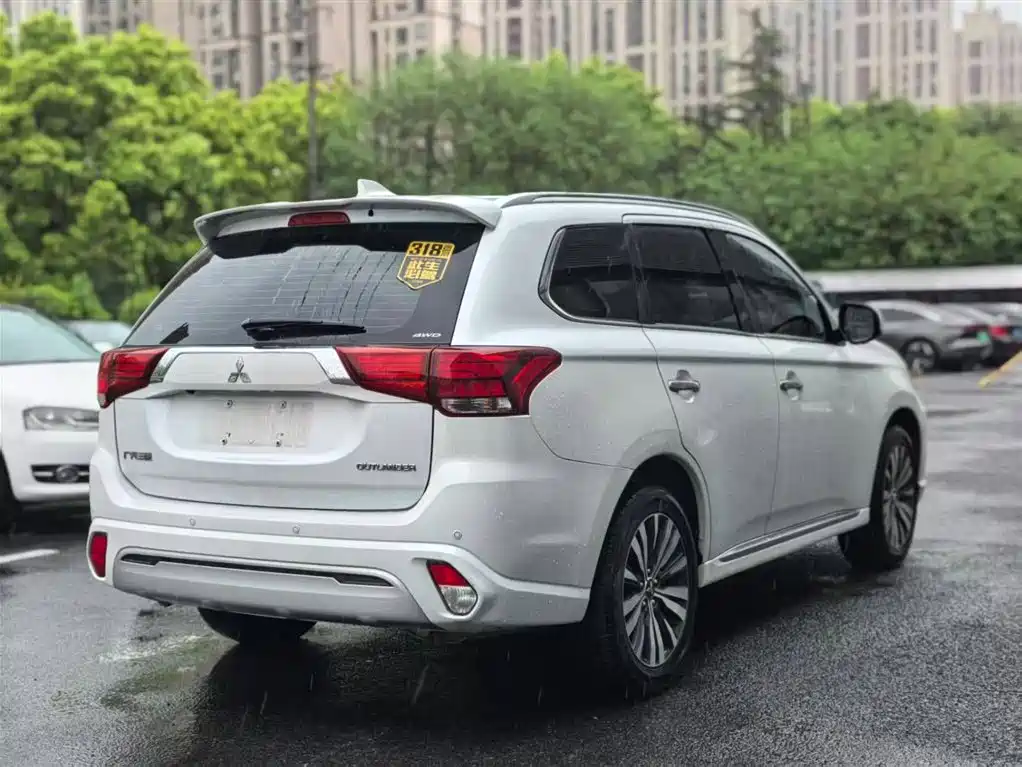 Mitsubishi Outlander 2021 — фото 10