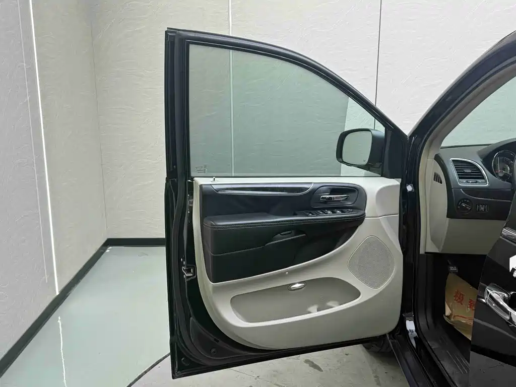 Chrysler Grand Voyager 2014 — фото 14