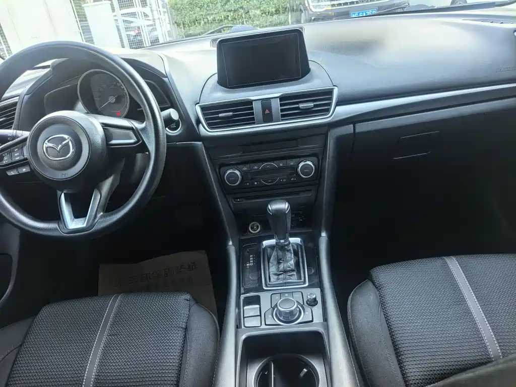 Mazda 3 Axela 2018 — фото 11