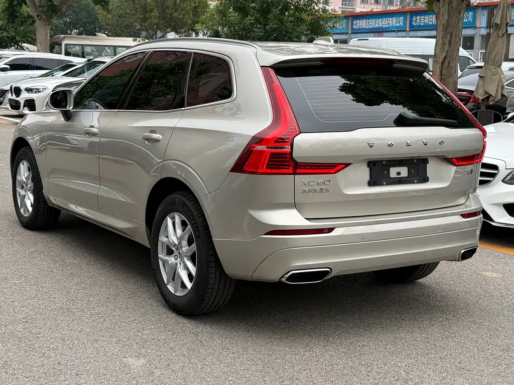 Volvo XC60 2018 — фото 12