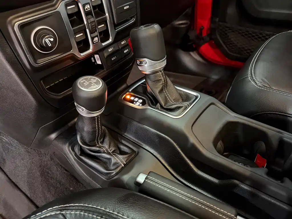 Jeep Wrangler 2020 — фото 23