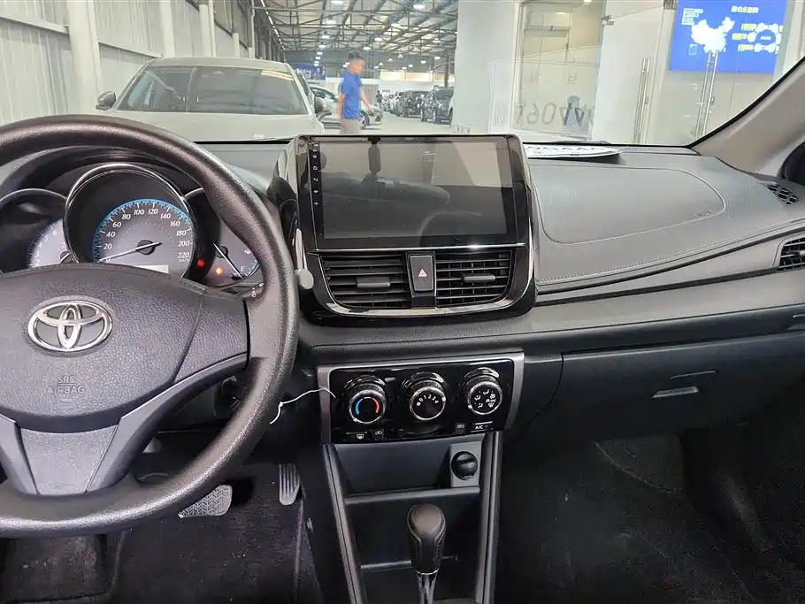 Toyota Yaris L 2017 — фото 13
