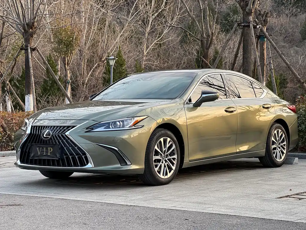 Lexus ES 2022 — фото 1