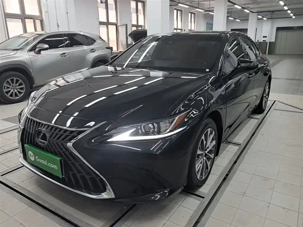 Lexus ES 2022 — фото 1