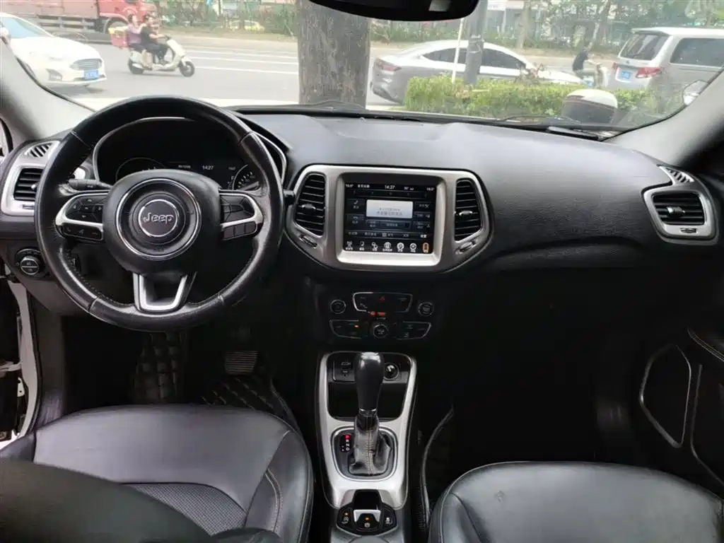 Jeep Compass 2017 — фото 10