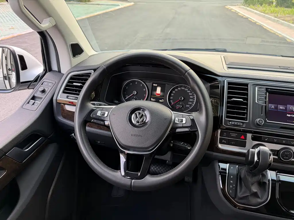 Volkswagen Multivan 2019 — фото 8