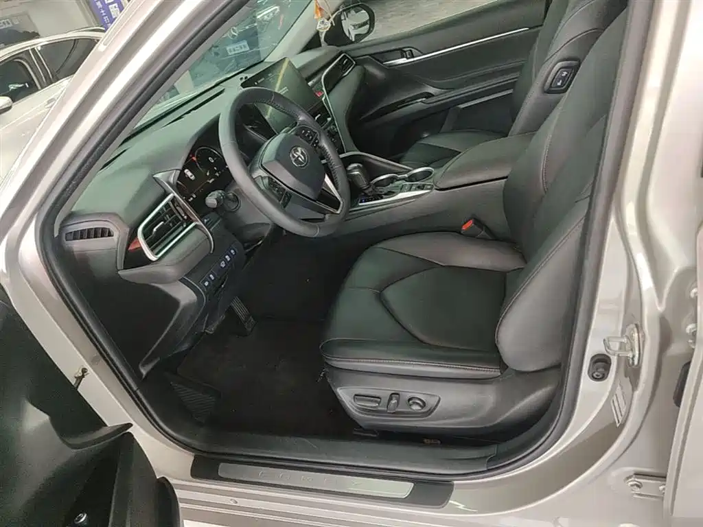 Toyota Camry 2023 — фото 15