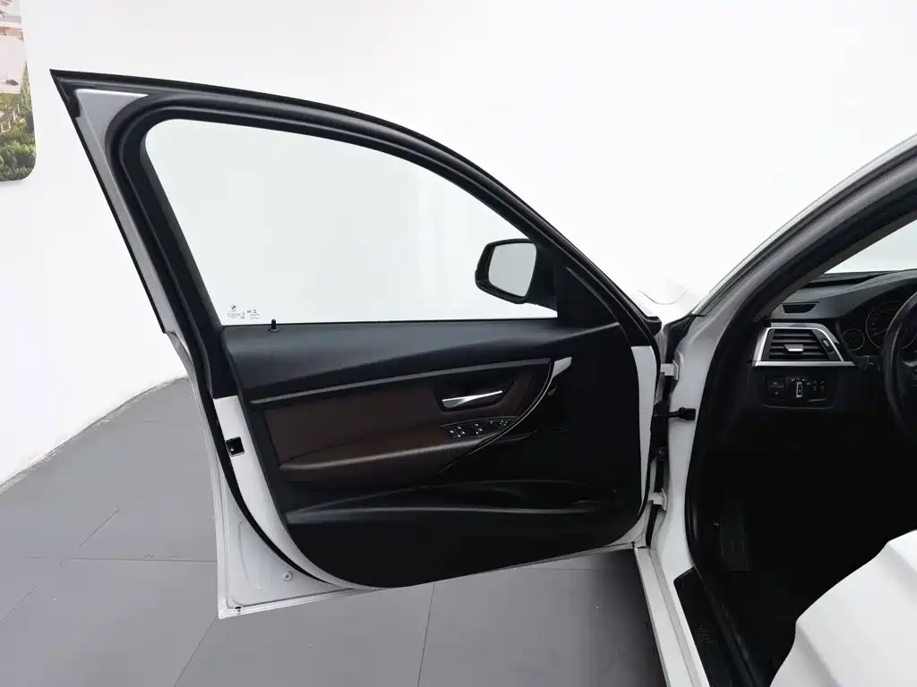 BMW 3 Series 2018 — фото 8